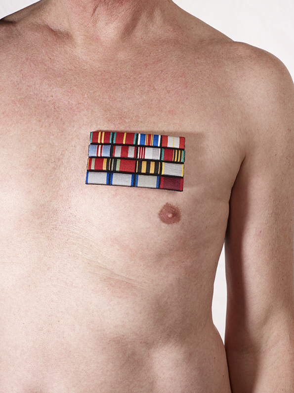 EmptyName%2043Brust_mit_Orden_retuschiertDruck_Perfekt